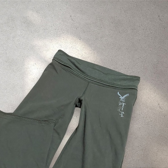 !! SOLD DO NOT BUY !! American Eagle Outfitters Green Foldover Capris - Picture 1 of 4